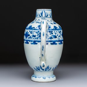 A Chinese blue and white 'Floral' jug, Transitional period — foto 2