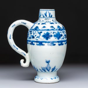 A Chinese blue and white 'Floral' jug, Transitional period — foto 3