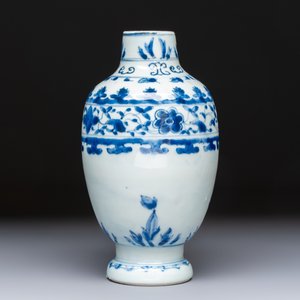 A Chinese blue and white 'Floral' jug, Transitional period — foto 4