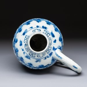 A Chinese blue and white 'Floral' jug, Transitional period — foto 5