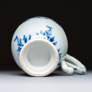 A Chinese blue and white 'Floral' jug, Transitional period — foto 6