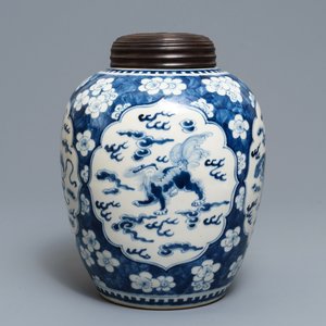 A Chinese blue and white Kangxi-style jar with Buddhist lions, 19th C. — 照片 3