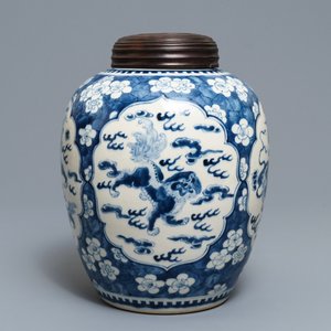 A Chinese blue and white Kangxi-style jar with Buddhist lions, 19th C. — 照片 5