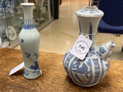 A Chinese blue and white kendi and a small vase, Hatcher Cargo, Transitional period — 照片 5