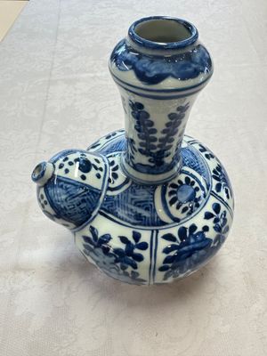A Chinese blue and white kendi and a square flask, Wanli — photo 14