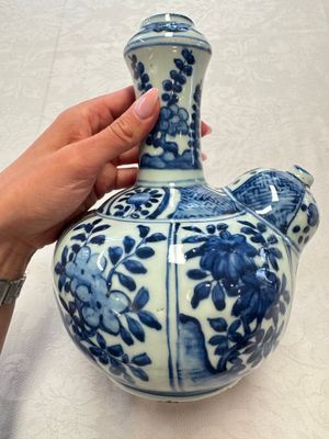 A Chinese blue and white kendi and a square flask, Wanli — photo 16
