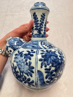 A Chinese blue and white kendi and a square flask, Wanli — photo 18