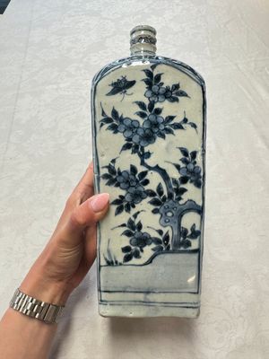 A Chinese blue and white kendi and a square flask, Wanli — photo 2