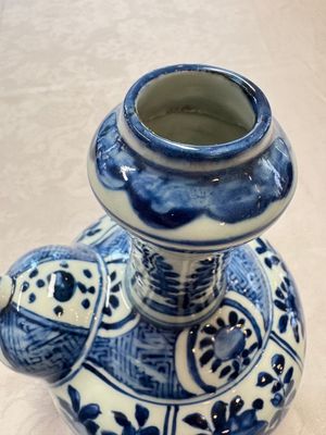 A Chinese blue and white kendi and a square flask, Wanli — photo 21