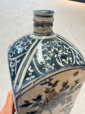 A Chinese blue and white kendi and a square flask, Wanli — photo 5