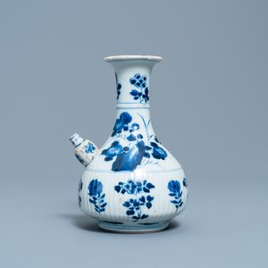A Chinese blue and white kendi, Kangxi — photo 2