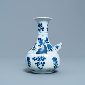A Chinese blue and white kendi, Kangxi — photo 4