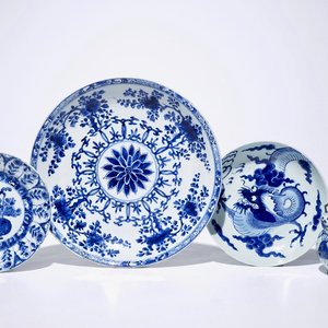 A Chinese blue and white kendi, Ming, Wanli and three blue and white plates, Kangxi — photo 1