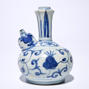 A Chinese blue and white kendi, Ming, Wanli and three blue and white plates, Kangxi — photo 2