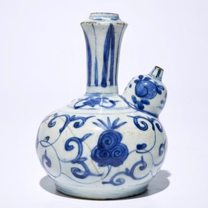 A Chinese blue and white kendi, Ming, Wanli and three blue and white plates, Kangxi — photo 4
