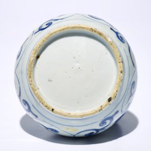 A Chinese blue and white kendi, Ming, Wanli and three blue and white plates, Kangxi — photo 6
