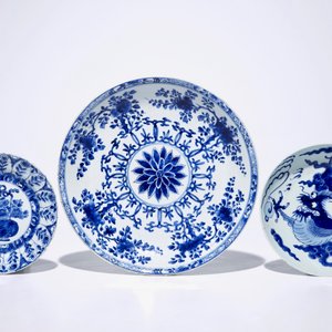 A Chinese blue and white kendi, Ming, Wanli and three blue and white plates, Kangxi — photo 8