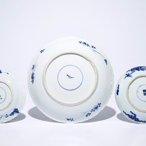 A Chinese blue and white kendi, Ming, Wanli and three blue and white plates, Kangxi — photo 9