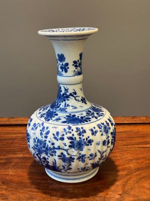 A Chinese blue and white kendi with floral design, Kangxi — 照片 2
