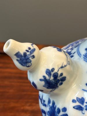 A Chinese blue and white kendi with floral design, Kangxi — 照片 8