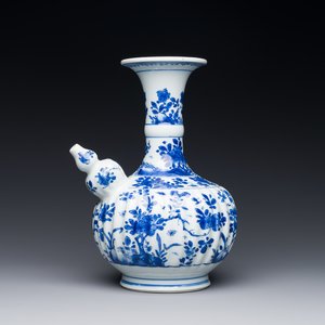 A Chinese blue and white kendi with floral design, Kangxi — 照片 1