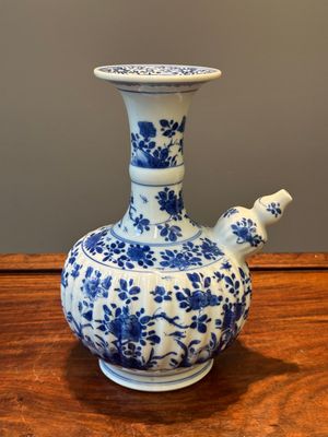 A Chinese blue and white kendi with floral design, Kangxi — 照片 3