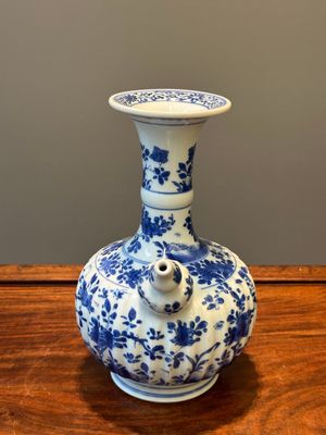 A Chinese blue and white kendi with floral design, Kangxi — 照片 4