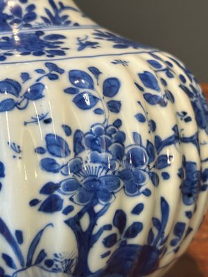 A Chinese blue and white kendi with floral design, Kangxi — 照片 7