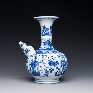 A Chinese blue and white kendi with floral design, Kangxi — 照片 2