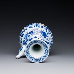 A Chinese blue and white kendi with floral design, Kangxi — 照片 6
