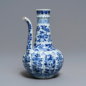 A Chinese blue and white kendi with floral design, Kangxi — photo 1