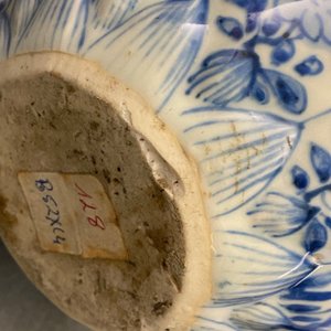 A Chinese blue and white kendi with floral design, Kangxi — photo 12