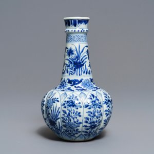 A Chinese blue and white kendi with floral design, Kangxi — photo 3
