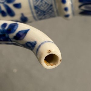 A Chinese blue and white kendi with floral design, Kangxi — photo 8