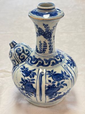 A Chinese blue and white kendi with floral design, Wanli — photo 1