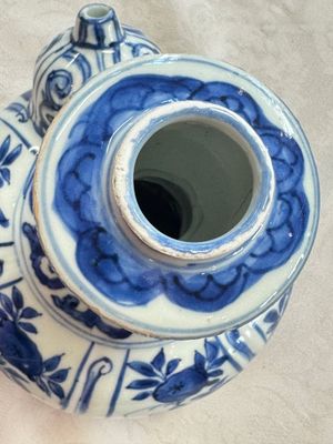 A Chinese blue and white kendi with floral design, Wanli — photo 13