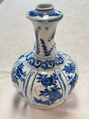 A Chinese blue and white kendi with floral design, Wanli — photo 2