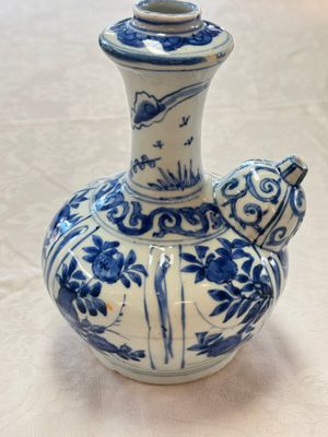 A Chinese blue and white kendi with floral design, Wanli — photo 3