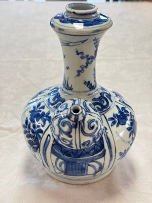 A Chinese blue and white kendi with floral design, Wanli — photo 4