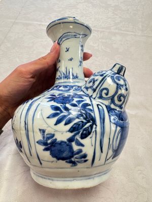 A Chinese blue and white kendi with floral design, Wanli — photo 5