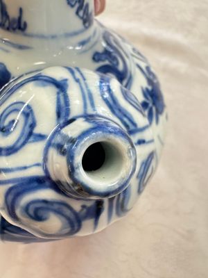 A Chinese blue and white kendi with floral design, Wanli — photo 7