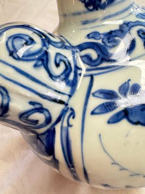 A Chinese blue and white kendi with floral design, Wanli — photo 8