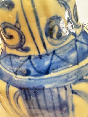 A Chinese blue and white kendi with floral design, Wanli — photo 9