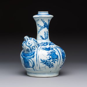 A Chinese blue and white kendi with floral design, Wanli — photo 1