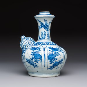 A Chinese blue and white kendi with floral design, Wanli — photo 2