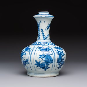 A Chinese blue and white kendi with floral design, Wanli — photo 3