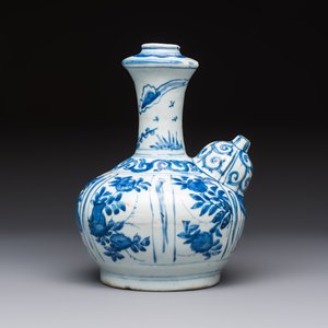 A Chinese blue and white kendi with floral design, Wanli — photo 4