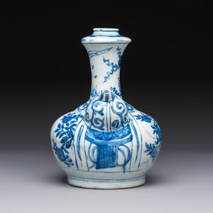 A Chinese blue and white kendi with floral design, Wanli — photo 5