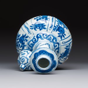 A Chinese blue and white kendi with floral design, Wanli — photo 6