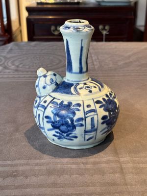 A Chinese blue and white kendi with floral design, Wanli — foto 1